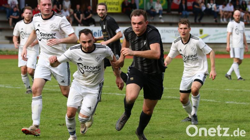Torjäger Sandro Hösl (schwarzes Trikot, Szene aus der vergangenen Saison) kassierte im Nachholspiel in Vorbach eine Rote Karte und wird dem TSV Erbendorf in den Top-Spielen in Auerbach und gegen Trabitz gesperrt fehlen. Bild: Dieter Jäschke