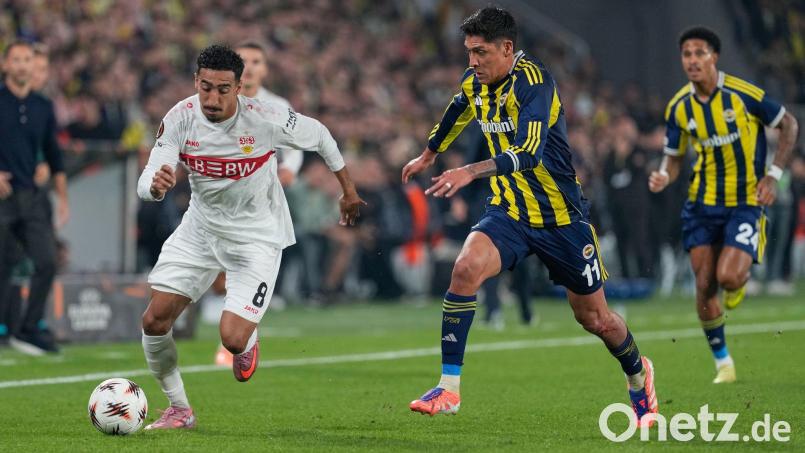 Tiago Tomas (links) und der VfB taten sich in Istanbul lange schwer Bild: Khalil Hamra/AP/dpa