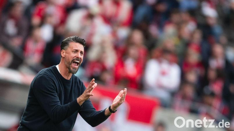 Augsburg-Trainer Sandro Wagner ist in dieser Saison bereits dreimal verwarnt worden. (Archivfoto) Bild: Marius Becker/dpa