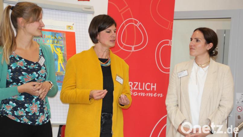 Die Jugendsozialarbeiterinnen Sabine Hoffmann, Carolin Kellner und Marie Schultz (von links) stellten ihre Arbeit vor. Bild: kro