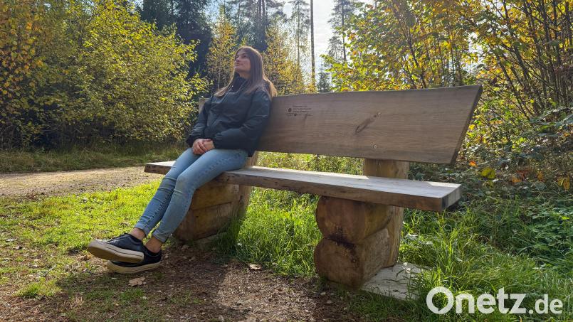 Platz zum Durchatmen: Eine der selbstgebauten Bänke des P-Seminars lädt im Naherholungsgebiet "Obere Wagensass" zum Verweilen ein. Bild: Petra Hartl