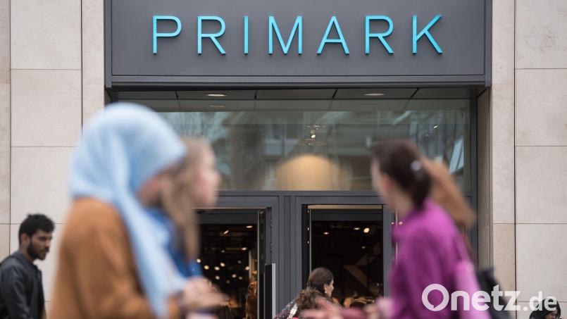 Eine Filiale des Textildiscounters Primark wird schon bald in Regensburg eröffnen. Symbolbild: Marijan Murat/dpa
