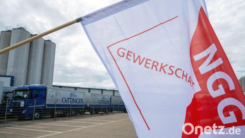 Oettinger - eine der größten Brauereien Deutschlands - und die NGG ringen um einen Tarifabschluss. (Archivbild) Bild: Peter Kneffel/dpa