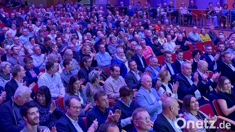 Zu Verleihung des Wirtschaftspreises ins ACC kamen viele Zuschauer. Ein Grund dürfte sicherlich der Stargast des Abends gewesen sein: Marcel Reif. Bild: Petra Hartl