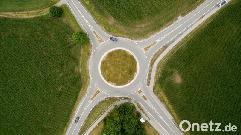 Die Sicht auf einen Kreisverkehr von oben. Bei Steinberg ist ein betrunkener 65-Jähriger mit seinem Auto mitten über einen Kreisverkehr gefahren und dabei abgehoben. Symbolbild: Peter Kneffel/dpa/dpa-tmn