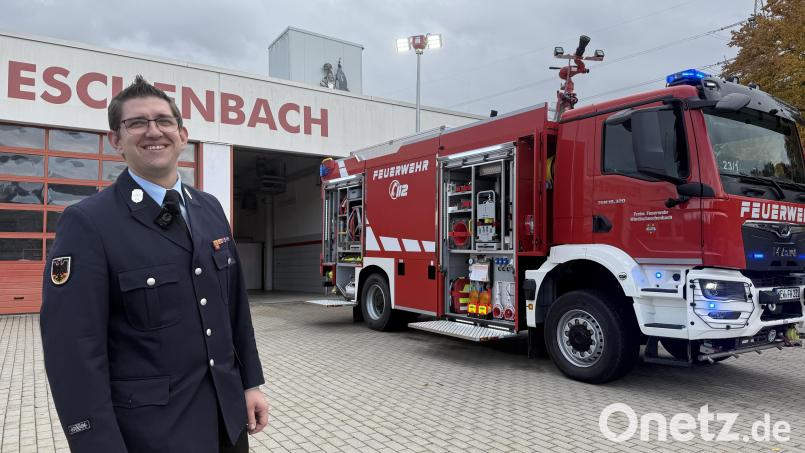 Kommandant Matthias Friedrich von der Feuerwehr Windischeschenbach präsentiert das nagelneue Tanklöschfahrzeug TLF 4000. Bild: Gabi Schönberger