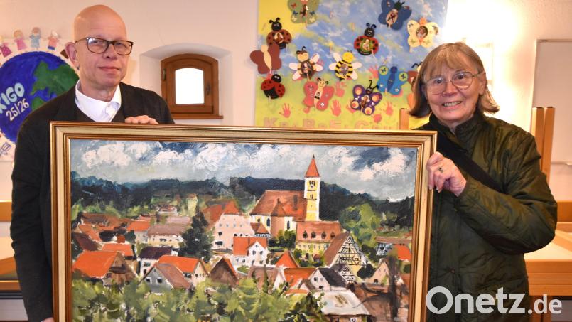 Rosi Fischer (rechts) übergab, im Auftrag von Christine Mahrun, der Frau des früheren Illschwanger Pfarrers, ein vor 50 Jahren gemaltes Bild der Ortsansicht von Illschwang an Pfarrer Thomas Schertel. Bild: no