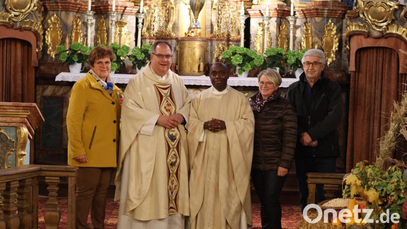 Pfarrer Markus Urban (Zweiter von links) sowie der Pfarrgemeinderat und die Kirchenverwaltung
heißen Pater Apolinary willkommen in Dieterskirchen. Bild: Gabi Böckl