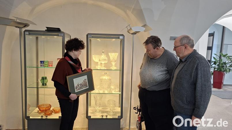 Museumsleiterin Ursula Wiechert, Andreas Dirschedl und Bernhard Knauer (von links), Vorsitzender des Museumsvereins, freuen sich über das geschliffene 12-teilige Bowle-Service aus Bleikristall, das der verstorbene Hans Dirschedl dem Museum überlassen hat. Bild: prh