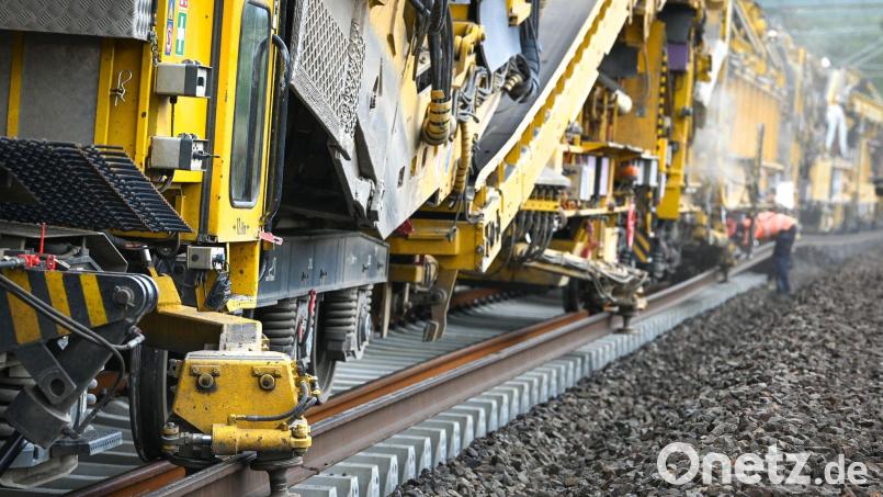 Gleise und Weichen auf der Strecke Amberg–Neukirchen und in den Bahnhöfen Sulzbach-Rosenberg und Neukirchen werden demnächst erneuert. Deshalb wird es zu Lärmbelästigungen kommen. Symbolbild: Heiko Rebsch/dpa