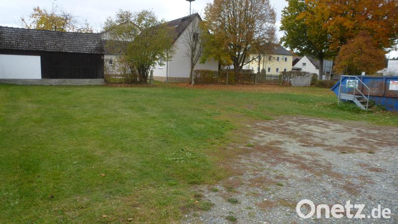 Auf dem Platz vor dem Dorfgemeinschaftshaus sollte der Funkmasten errichtet werden. Daraus wird zur Enttäuschung der Dürnaster nichts. Bild: bk