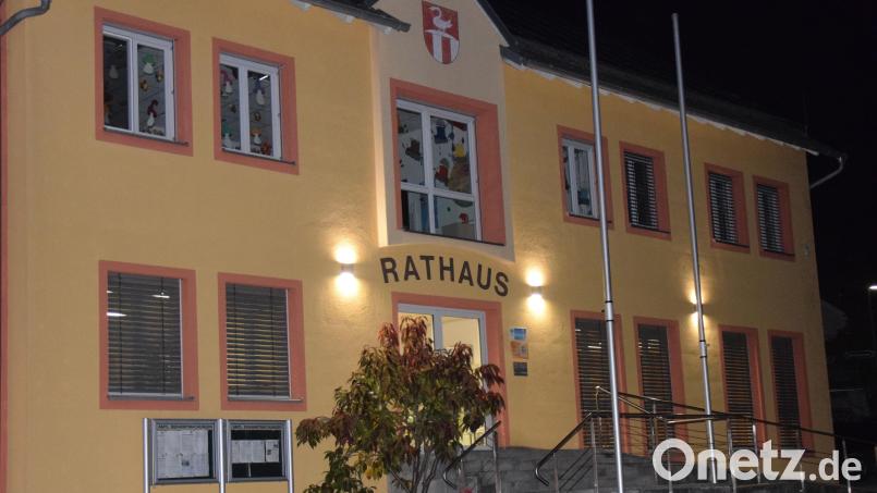 Das Bürgermeisteramt im Ammerthaler Rathaus wird auch in der nächsten Wahlperiode von 2026 bis 2032 hauptamtlich geführt. Das entschied mehrheitlich der Gemeinderat bei seiner letzten Sitzung. Bild: bö