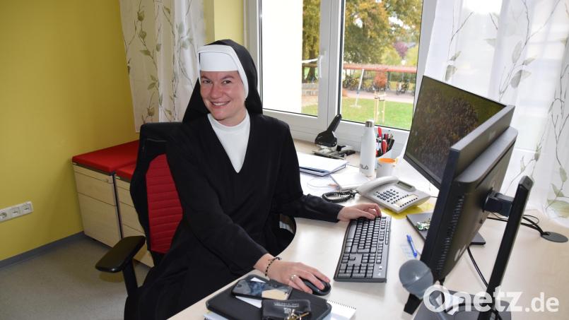 Die neue Rektorin Sr. Ancilla Pitroff an ihrem Schreibtisch im Rektorat der Realschule Auerbach. Bild: hdk