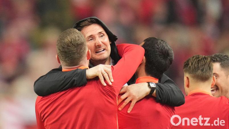 Schöne Betzenberg-Erinnerungen: Im April siegte Miroslav Klose (M) mit dem 1. FC Nürnberg in Kaiserslautern. (Archivbild) Bild: Thomas Frey/dpa