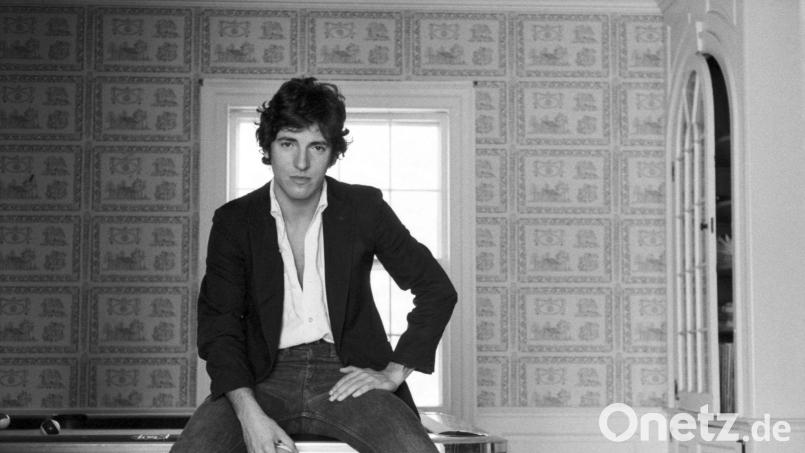 Die Musikdokumentation „Bruce Springsteen, der amerikanische Freund“ zeigt ein Bild des Künstlers im Januar 1977 zu Hause in New Jersey. Bild: David Gahr/Getty Images/ARTE F/dpa