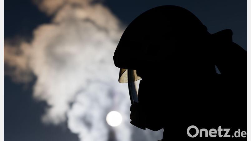 Einsatzkräfte löschten den Brand. (Symbolbild) Bild: Rolf Vennenbernd/dpa