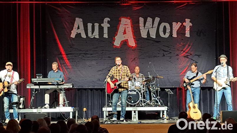 Die Austropop-Band "Auf A Wort" mit den Frontmännern Chris Huber (links), Mathias Rasch (Dritter von links) und Peter Schuster (rechts) begeistern das Publikum in der ausverkauften Schwarzachtalhalle. Bild: wel