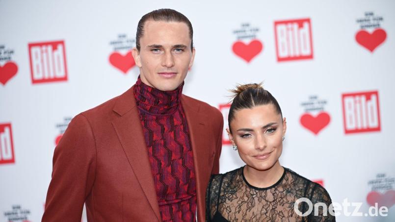 Alexander Zverev und Sophia Thomalla haben ein neues Familienmitglied: Dackel Mishka. (Archivbild) Bild: Sebastian Christoph Gollnow/dpa