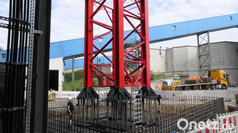 Die riesigen Baukräne zur Modernisierung des Schwandorfer Müllkraftwerkes stehen auf eigenen Fundamenten. Die Armierungseisen und die Bodenanker wurden dafür mit Beton fest vergossen. Bild: Stefan Karl/ZMS