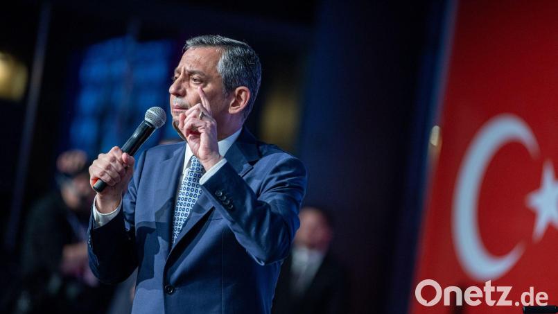 Özel drohte die Absetzung in dem von einem ehemaligen Parteimitglied angestrengten Verfahren. (Archivbild) Bild: Tunahan Turhan/SOPA Images via ZUMA Press Wire/dpa