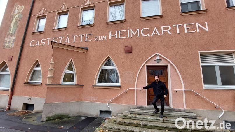 Von der Altstadt auf den Rehbühl: Lino Molter auf den Stufen seiner neuen Gaststätte, dem "Sudhaus im Heimgarten ". Bild: Kunz