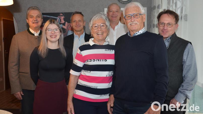 Der Vohenstraußer Unternehmer Rudolf Herlt (Zweiter von rechts) feierte am Freitag seinen 80. Geburtstag. Bürgermeister Andreas Wutzlhofer (links) und Dekan Alexander Hösl (rechts) reihten sich in die Gratulantenschar ein. Bild: dob