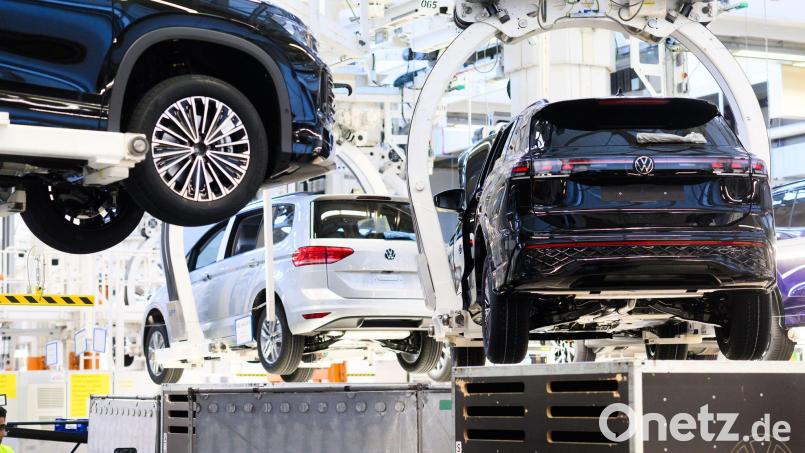 Die Produktion bei VW läuft auch nächste Woche weiter. (Archivbild) Bild: Julian Stratenschulte/dpa