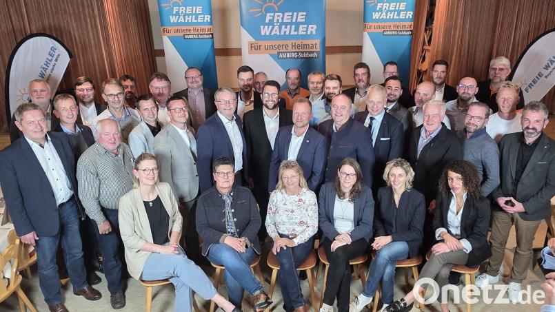 Landratskandidat Stefan Kroher, Landtagsabgeordneter Bernhard Heinisch, Kreisvorsitzender und Landesvize Hans Martin Grötsch, Fraktionssprecher im Kreistag Peter Dotzler und stellvertretender Kreisvorsitzender und Wahlleiter Albert Geitner mit dem Kandidatenteam der Freien Wähler Amberg-Sulzbach Bild: Willi Ertl