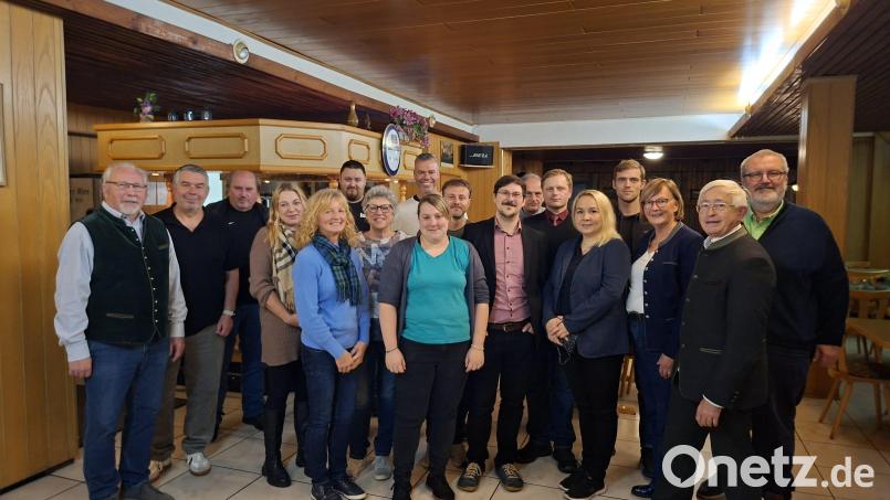 Mit 20 Kandidatinnen und Kandidaten gehen die Freien Wähler Neustadt/WN bei der Kommunalwahl am 8. März 2026 ins Rennen um Stadtratsmandate. Angeführt wird die Kandidatenliste von Bernhard Thöresz (Achter von rechts), der auch für das Bürgermeisteramt kandidiert. Bild: prh