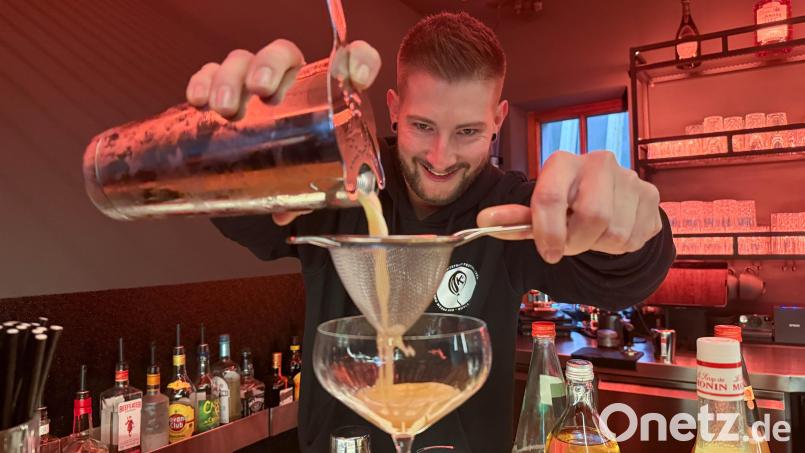 Gelernt ist gelernt. Um Cocktails richtig mixen zu können, hat Matthias Küffner Anfang des Jahres sogar eine Barschule in München besucht. Bild: Gabi Schönberger