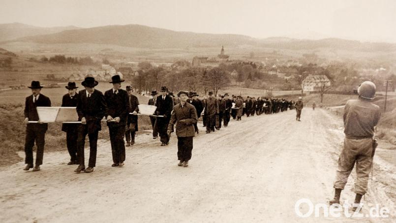 Vor 80 Jahren kamen die Amerikaner nach Neunburg vorm Wald. Sie erfuhren von den am Plattenberg verscharrten KZ-Häftlingen eines Todesmarsches aus Flossenbürg, ordneten ihre Exhumierung durch die Neunburger an und organisierten einen Trauerzug durch die Stadt. Die Opfer wurden am Friedhof beerdigt, später nach Flossenburg gebracht. Archivbild: Schwarzachtaler Heimatmuseum Neunburg vorm Wald/exb