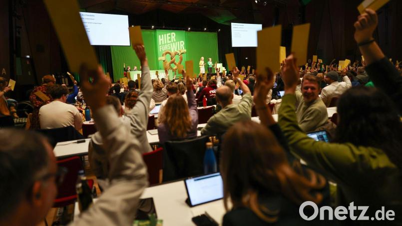 Mit großer Mehrheit stimmten die Delegierten für den Leitantrag zum Thema Wohnen. Bild: Daniel Löb/dpa