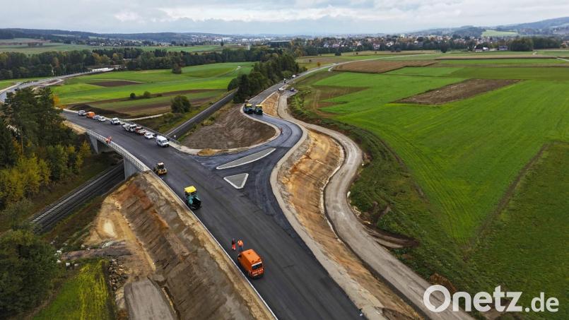 Ab Montag, 27. Oktober, ist die Kreisstraße TIR 17 in Waldershof dicht, dafür gibt es eine Umleitung zur neugebauten Bahnbrücke zum Kösseinebad und Tennisheim. Bild: fpoz