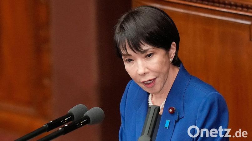 Japans erste Regierungschefin Takaichi hebt den Verteidigungsetat schneller an als bislang geplant. Bild: Eugene Hoshiko/AP/dpa