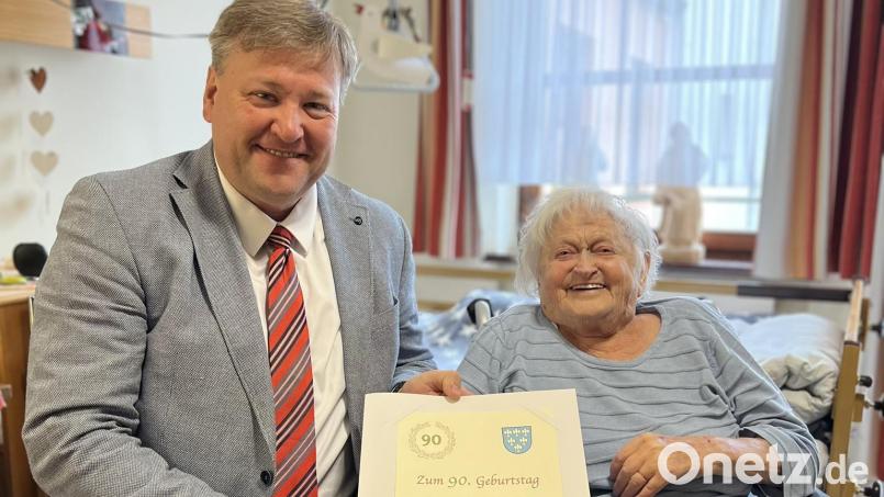 Am 5. Oktober 2025 feierte Irmengard Busch ihren 90. Geburtstag in Kastl. Dazu gratulierte ihr auch Bürgermeister Stefan Braun. Bild: Braun