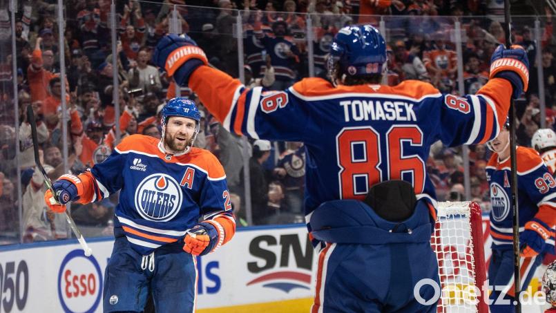 Leon Draisaitl (l) startete mit seinem Anschlusstreffer die Aufholjagd der Edmonton Oilers gegen die Montreal Canadiens. Bild: Jason Franson/The Canadian Press/dpa