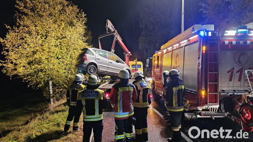 Die Feuerwehr hievt das Unfallauto am Donnerstagabend aus dem Graben bei Vohenstrauß. Bild: dob
