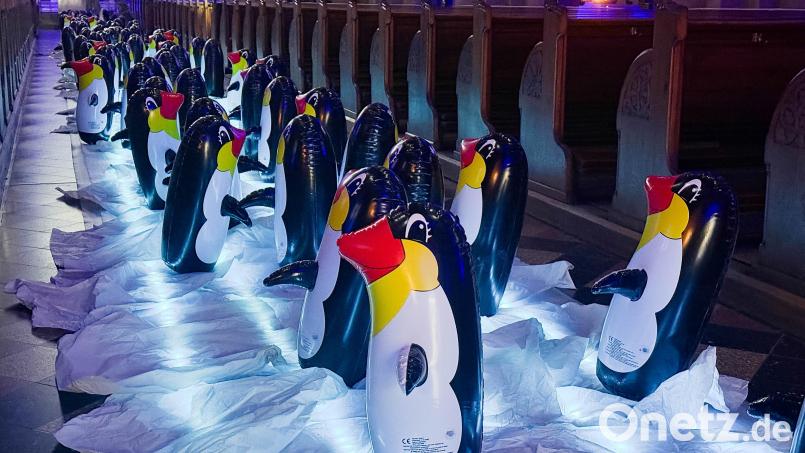In der Josefskirche warteten Pinguine auf die Besucher. Bild: Gabi Schönberger