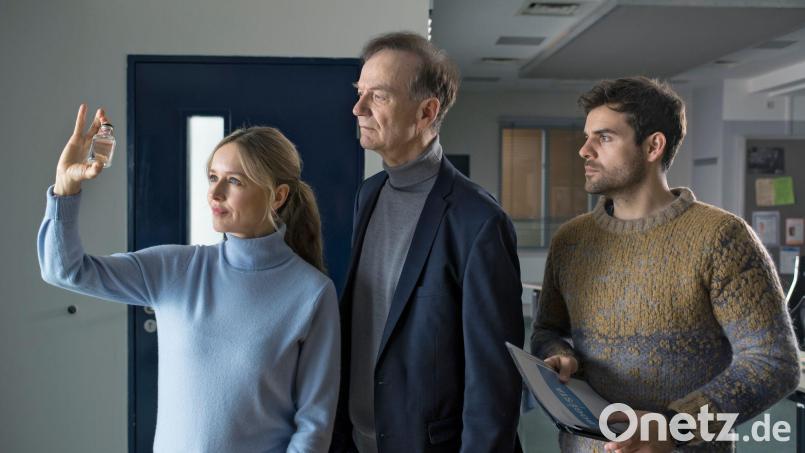 Die Kommissare Linett Wachow (Stefanie Stappenbeck, l-r), Reddemann (Arnfried Lerche) und Nils Makowski (Lucas Reiber) begutachten ein Fläschchen mit einem "Wundermittel". Bild: Katrin Knoke/ZDF/dpa