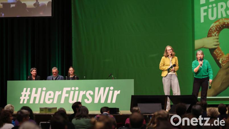 Die beiden bisherigen Landesvorsitzenden Gisela Sengl und Eva Lettenbauer sind auch die künftigen bei Bayerns Grünen. Bild: Daniel Löb/dpa
