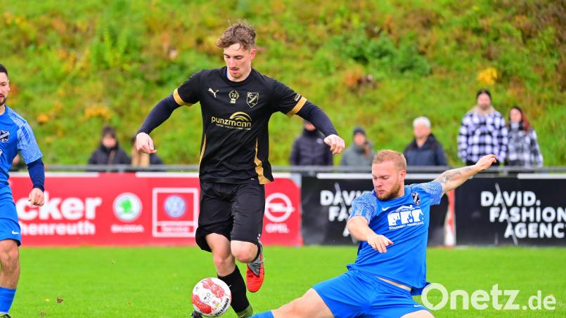 Nico Stark (links), Torjäger des FC Tirschenreuth, hatte im Topspiel gegen den TSV Thiersheim die größte Chance der Partie. Hier ist er im Duell gegen Julius Brunner (rechts), der nach 67 Minuten wegen einer Notbremse vom Platz gestellt wurde. Bild: Thomas Schrems