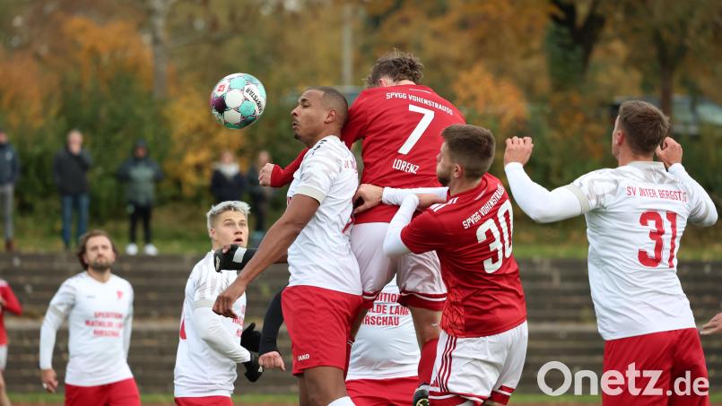 Julian Ceesay (Dritter von links) und Helmut Jurek (links) sind nicht mehr Spielertrainer des SV Inter Bergsteig Amberg. Bild: Dieter Jäschke