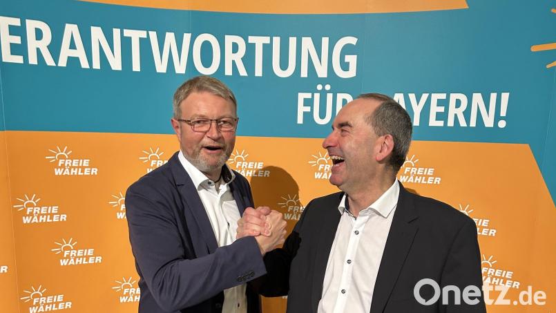 Hubert Aiwanger gratuliert dem neuen Generalsekretär Hans Martin Grötsch (links) aus Königstein im Landkreis Amberg-Sulzbach. Bild: Freie Wähler/Lukas Kick