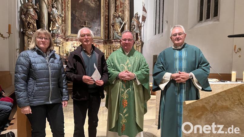 Brigita Heidlinger, Bernhard Saurenbach, Pfarrer Michael Birner und Diakon Dieter Gerstacker freuten sich über die Spende an die Amberger Tafel. Bild: Marianne Moosburger