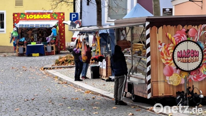 Nur wenige Marktstände waren wegen des schlechten Wetters zum Herbstfest auf dem Marktplatz von Oberviechtach aufgebaut. Bild: wel