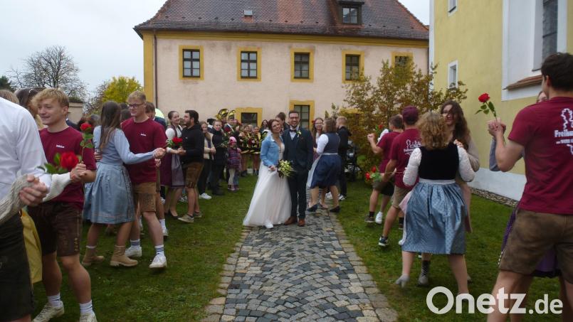 Freihunger und Kaltenbrunner Kirwaleit tanzen im Spalier zu Ehren des Brautpaars, das dann spontan eine Tanzrunde mitdreht. Im Hintergrund die Pressather Faschingsgesellschaft. Bild: bk