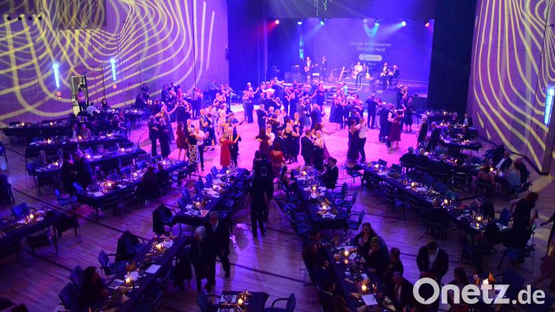 Eine volle Weidener Max-Reger-Halle. Die gab es zum Bürger- und Polizeiball am Samstagabend zu sehen. Bild: Kunz