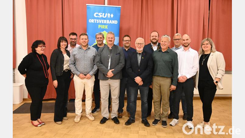 Bürgermeisterkandidat Michael Meiler (Dritter von links) stellte zusammen mit Landrat Andreas Meier (2. Reihe, Zweiter von rechts) die Kandidatenliste der Pirker CSU vor. Bild: kki