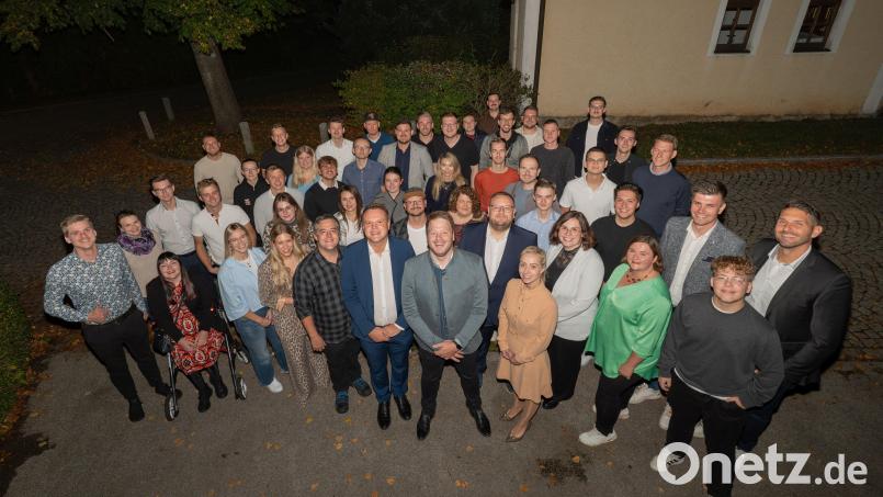 Sie kandidieren auf der Liste der Jungen Union Amberg-Sulzbach bei der Kommunalwahl 2026. Die anwesenden nominierten JU-Kreistagskandidaten nach der Versammlung. Vorne mittig Jonas Dittrich (Platz 3), Henner Wasmuth (Platz 1) und Elisabeth Gruber (Platz 2). Bild: Henner Wasmuth/JU Amberg-Sulzbach