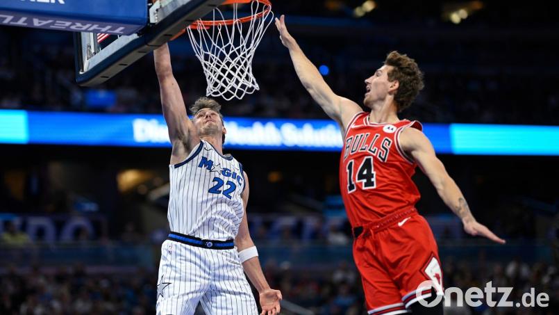 Franz Wagner (l) kann die Niederlage der Orlando Magic gegen Chicago nicht verhindern. Bild: Phelan M. Ebenhack/FR121174 AP/AP/dpa